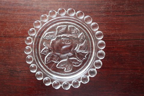 Alte coasters made of glass
With beautiful decorations of a rose etc.
Diam: 10,5cm
From the 1930