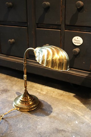 Gammel bordlampe i messing med musling formet skærm...