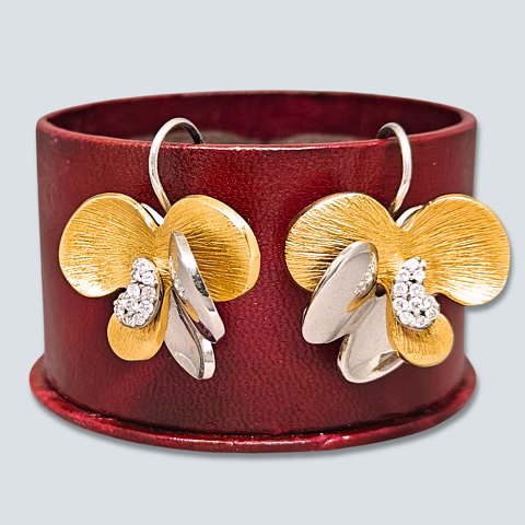 Ole Lynggaard; Earrings of 18k gold ang white gold set with diamonds