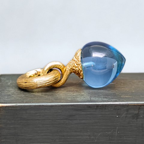 Ole Lynggaard; Sweet drops charm i 18 kt. guld med topas