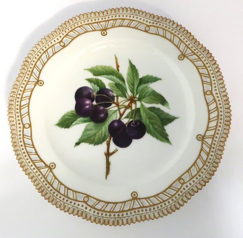 Royal Copenhagen, Flora Danica, frugttallerken. Frokost tallerken med 
gennemskåret bort. Design #429/3554. Diameter 23 cm. (1 sortering).