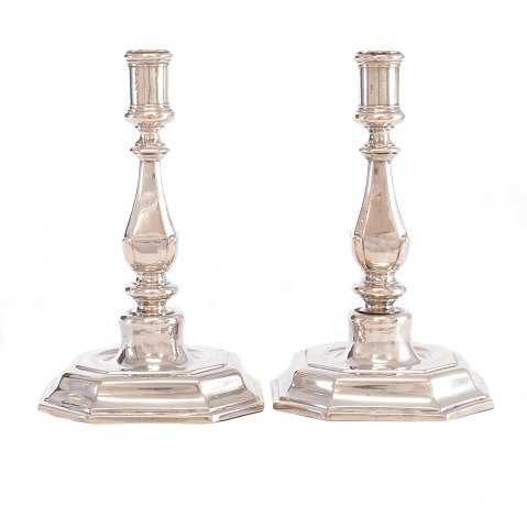 Pair of Baroque silver candlesticks ny Müller, 
Berlin, circa 1750. H: 18cm