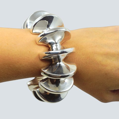 Nanna Ditzel for Georg Jensen; Clementine armring i sølv, nr. 121