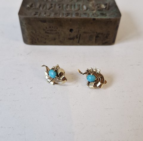 Pair of beautiful ear clips in 14 kt gold with turquoise