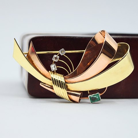 Viggo Wollny; A brooch in 14k gold and rose gold set with diamonds and emerald