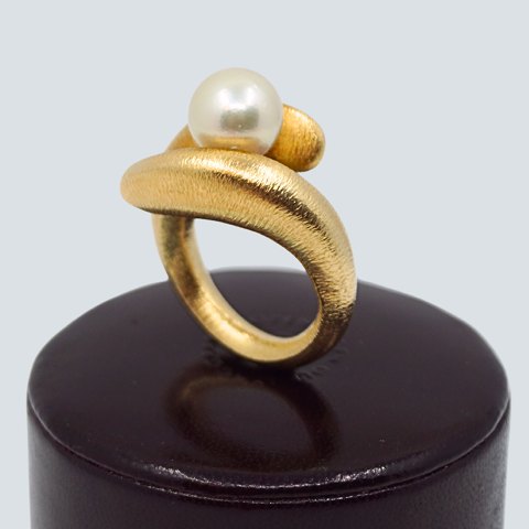 Ole Lynggaard; Ring of 14k gold set with a pearl