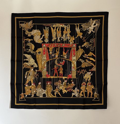 Hermès: Sort silketørklæde med motiv 