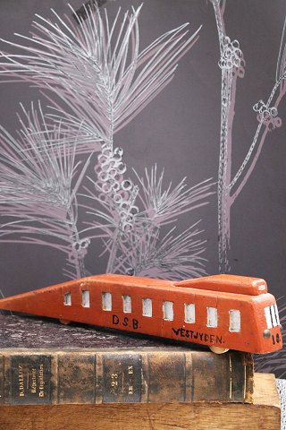 Dekorativ, gammel vintage tog "DSB - Vestjyden" i træ bemalet i rødbrun farve med en fin gammel patina...