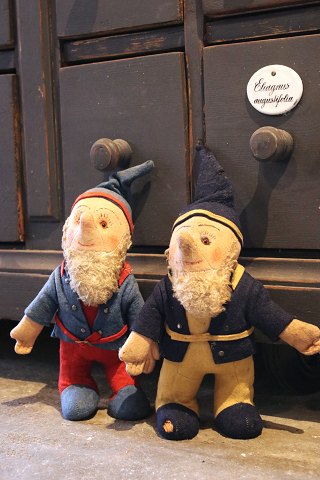 2 gamle nisser med fin patina og charme , stoppet med halm og iklædt tøj i filt...