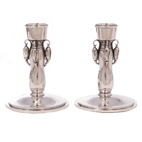 Et Par Georg Jensen Magnolia sterlingsølv lysestager #2. Stemplet Georg Jensen. H: 10,5cm. V: 588gr