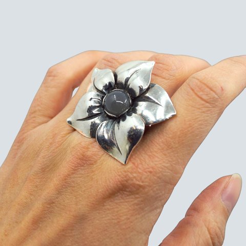 Regitze Overgaard for Georg Jensen; Blomsterring i sølv med månesten, nr. 562b