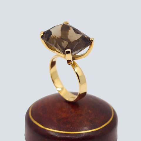 Ulla Kampmann; Ring i 14 kt. guld med topas