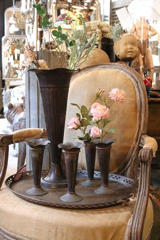 Dekorative , gamle franske blomstervaser fra en blomsterbutik…