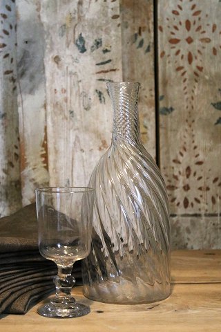 Antik , 1800 tals svensk karaffel i snoet mundblæst glas...