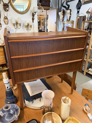 3 skuffet teak kommode