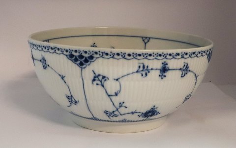Royal Copenhagen. Musselmalet, halvblonde. Stor salat skål. Model 631. Diameter 24 cm. Højde 11 cm.  (3 sortering).