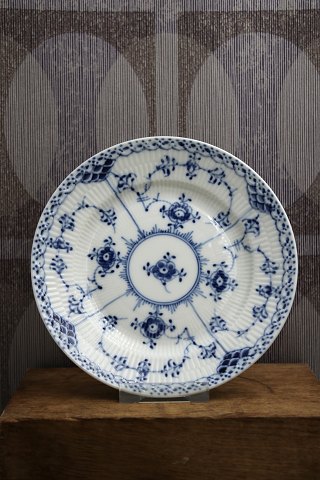 Blue Fluted Half Lace dessert / cake plate from Royal Copenhagen.Dia.: 17cm.RC#1/574.