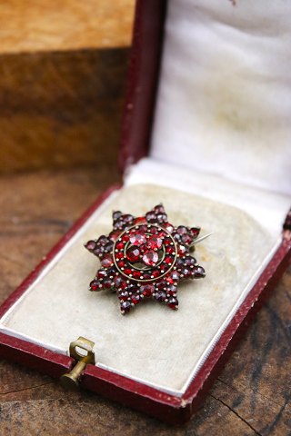 Gammel stjerne formet broche med smukke røde granater...