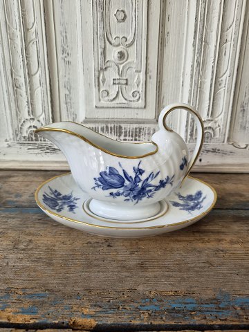 Royal Copenhagen Blue Flower with gold rim sauce bowl on attached underplate 1850–1898.