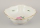 Meissen, Tyskland. Stor porcelænsskål håndmalet med motiv af lyserød rose