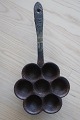 A tool to make the small cakes of batter cooked over the fie in this special 
kind of pan
Wrought iron, - made by hand
7 holes
There is a hole for hanging up
Perfekt for the use by the fire, it brings the good vipe, or hang it to the 
wall
In very good