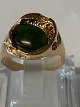 Damering i 14 karat guld, med flot grøn jade. Stemplet PNS 585. Størrelse 59.