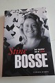 Det handler om at turdeOm Stine BosseEn beretning om den højst placerede kvindelige topchef i Danmark. Hun er flere år i træk udpeget til at være blandt de 10-15 mest magtfulde kvinder i Europa af Financial Times. I bogen åbner hun op
