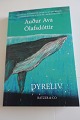 Audur Ava Ólafsdóttir, islandsk forfatterEm fængslende roman på dansk, oversat af Erik Skyum-NielsenVintermørkets vejr type, vind og meget andet giver stemninger sammen med beskrivelser bl.a. af en jordemoder og om livets forunderlige uforudsigelighed