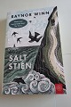 SaltstienAf Raynor Winn, hvor forfatteren selv beskriver: En gribende beretning om at rammes af flere ulykker inden for kort tid, økonomisk, helbredsmæssit og derfor i afmagt smide deres sidste ejendele i rygsækken og går … og går. De begiver sig ud p