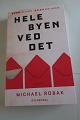 Hele byen ved detRomanAf Michael RobakOm hævn, forfald, kærlighed og bedrag - Spændende beskrevetForlag Gyldendal2014Sideantal 283
