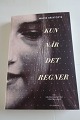 Kun når det regnerAf Marie BrixtofteMarie Brixtofte er den ældste af Peter Brixtoftes tre døtre. Hendes forældre blev skilt, da hun var tre år, og hun er primært opvokset i Farum.En selvbiografisk fortælling om kærlighed. Både den, man kan få, og de