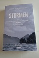 StormenRomanAf Steve Sem-SendbergStormen er både et poetisk og foruroligende portræt af nedarvet skyld og had, men også om en kærlighed, der overvinder alt.Oversat af: Birgitte Steffen NielsenForlag Gyldendal2020Sideantal 287