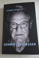 Gennem glasvæggenAf Henning JensenOm at leve og at komme igennem en drepressionForlag Gyldendal2020Sideantal 306