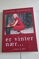 Er vinter nær...En hudløs ærlig bog om at være kræftpatient og om at være fanget i sin egen forpinte krop efter treogtredive strålebehandlingerAf Suzanne BjerrehusForlag Høst og Søn2002Sideantal 174