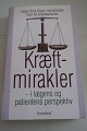 Kræftmirakler, - i lægens og patientens perspektivAf læge Ulrik Dige i samarbejde med 62 kræftpatienter (se mere info på foto af bagsiden af bogen)Forlag: Hovedland2000Sideantal: 399