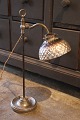 Gammel fransk Bureau bordlampe i krom med original lampeskærm i vaflet fattigmandssølv...