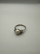 8 Karat guld ring med perle og 2 moissanite