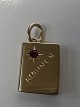 14 karat guld. Bog med indlagt rød rubin.Charms / ...