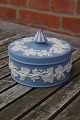 Flot og velholdt bonbonniere fra Wedgewood, England.