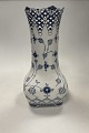 Danam Antik præsenterer: Royal Copenhagen Musselmalet Helblonde Vase No. 1166