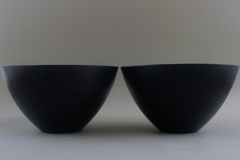 Here you are offered a fine danish design large Krenit fruitbowl in red by Herbert Krenchel.