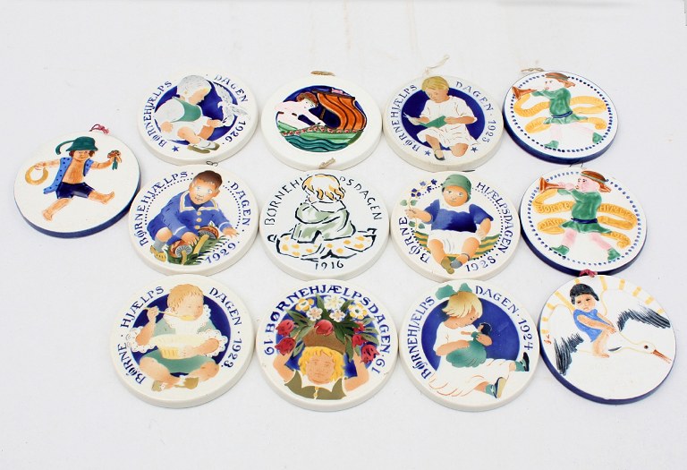 Aluminia Plaques earthenware, 13 pcs.Børnehjælpsdagen.