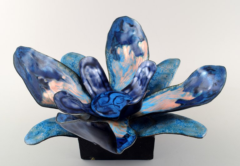 Bodil Eje (1932-2006). Unika skulptur af polykromt emaljerede kobberplader, sokkel af træ.