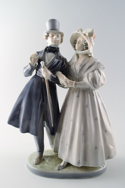 Stor Royal Copenhagen figur, "Aftentur i Tivoli".