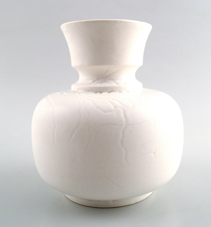 Wilhelm Kåge, Gustavsberg, keramikvase i hvid glasur.
