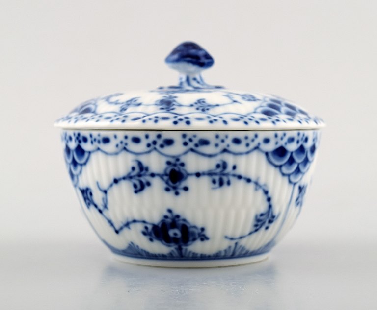 Kgl. Musselmalet halvblonde kongelig porcelæn. Royal Copenhagen Musselmalet sukkerskål nr. 657.