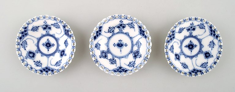 3 stk. Royal Copenhagen musselmalet helblonde, smørkuvert.
Dekorationsnummer 1/1004.