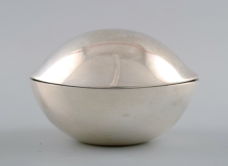 Georg Jensen Bonbonniere i Sterlingsølv #1121 - Henning Koppel.
Tegnet af Henning Koppel (1918-1981) år 1954.