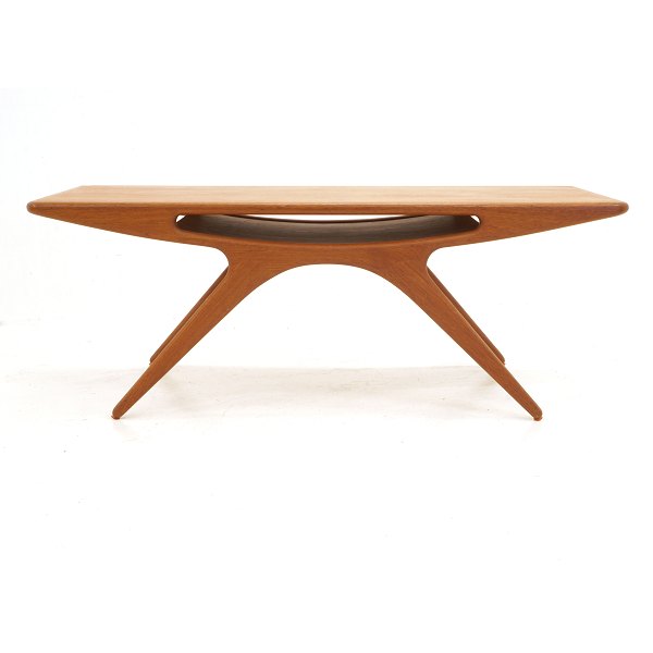 Johannes Andersen: Sofabord "Smilet". Formgivet 1957, teak. H: 51cm. L: 134cm. B: 51cm