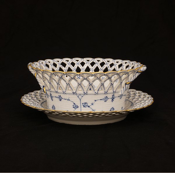 Royal Copenhagen helblonde med forgyldninger, frugtkurv med hanke og underfad. #1052 & 1098. Dfad: 25cm. H: 10cm